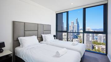 Premier Apartment | Laptop workspace, iron/ironing board, free WiFi, bed sheets