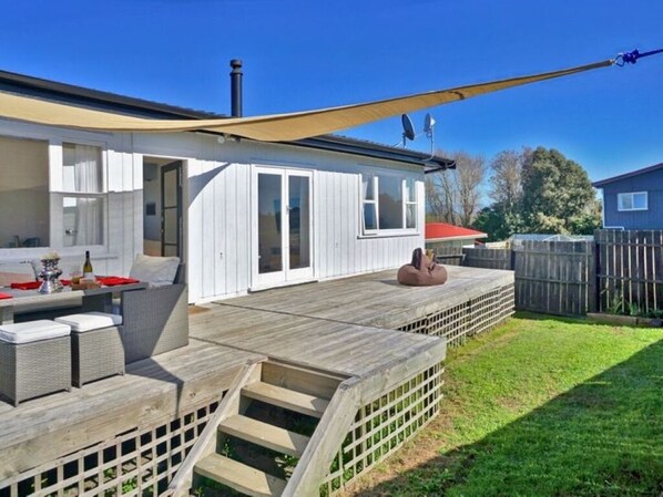 Outdoor dining - Light, bright and sunny beach pad (Pukehina)