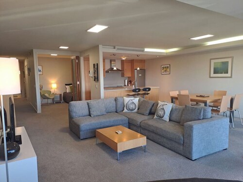 Relax on Roberts - Modern and Central Apartment - Free Wi-Fi