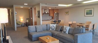 Relax on Roberts - Modern and Central Apartment - Free Wi-Fi