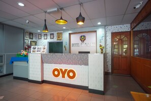 Reception - OYO 90929 DJ Hotel (Lumut)