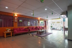Lobby sitting area - OYO 90929 DJ Hotel (Lumut)