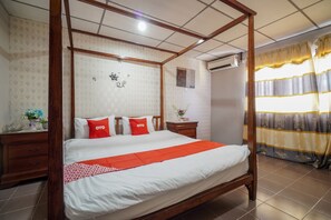 Deluxe Suite | Free WiFi, bed sheets - OYO 90929 DJ Hotel (Lumut)