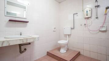 Family Suite | Bathroom | Shower, free toiletries, bidet, towels
