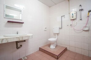 Family Suite | Bathroom | Shower, free toiletries, bidet, towels - OYO 90929 DJ Hotel (Lumut)