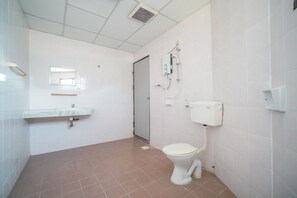 Deluxe Suite | Bathroom | Shower, free toiletries, bidet, towels - OYO 90929 DJ Hotel (Lumut)