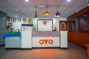 Reception - OYO 90929 DJ Hotel (Lumut)