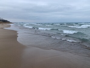Playa en los alrededores, camastros y toallas de playa 
