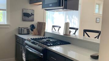 Fridge, microwave, stovetop, dishwasher