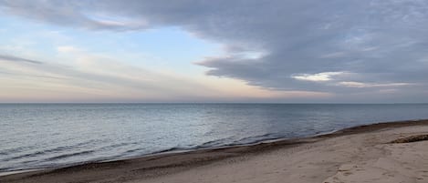 Plage à proximité, chaises longues, serviettes de plage