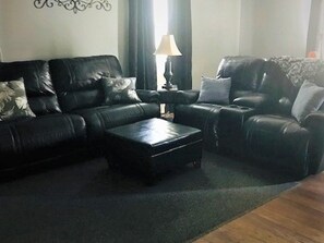 Televisión, chimenea y libros 