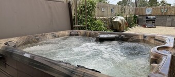 Casa de Flores 3 bdrm, 2 bath with covered hot tub