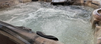 Casa de Flores 3 bdrm, 2 bath with covered hot tub 