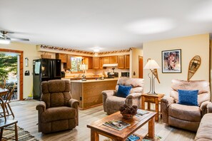 Televisio, takka, DVD-soitin, kirjoja