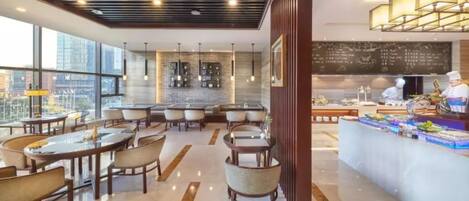 Un ristorante moderno con soffitto alto, travi a vista e vista sulla città.