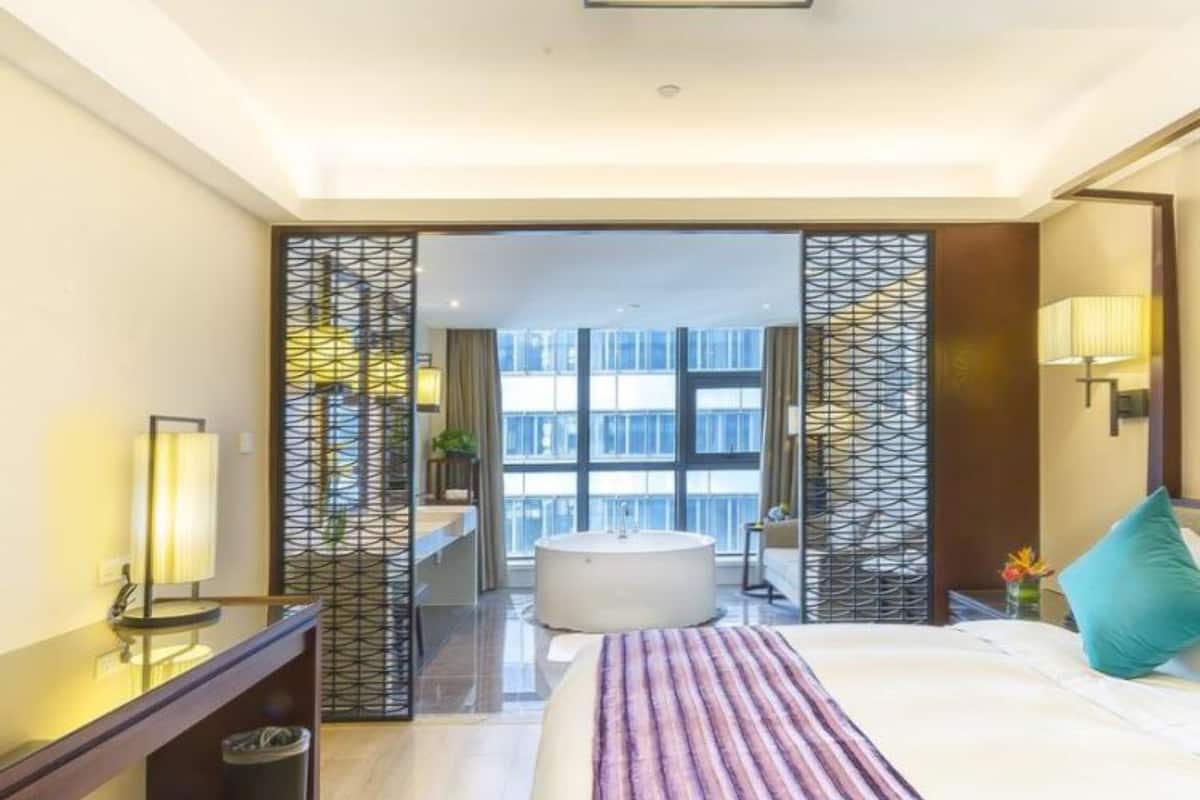 Design Room | Premium bedding, down duvets, minibar, desk