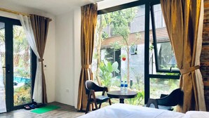 Escritorio, espacio para trabajar con laptop y cortinas blackout 