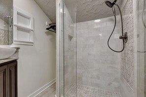 Douche, sèche-cheveux, serviettes fournies, savon