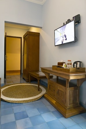 Habitación doble estándar | Decoración personalizada, escritorio y espacio para trabajar con laptop 