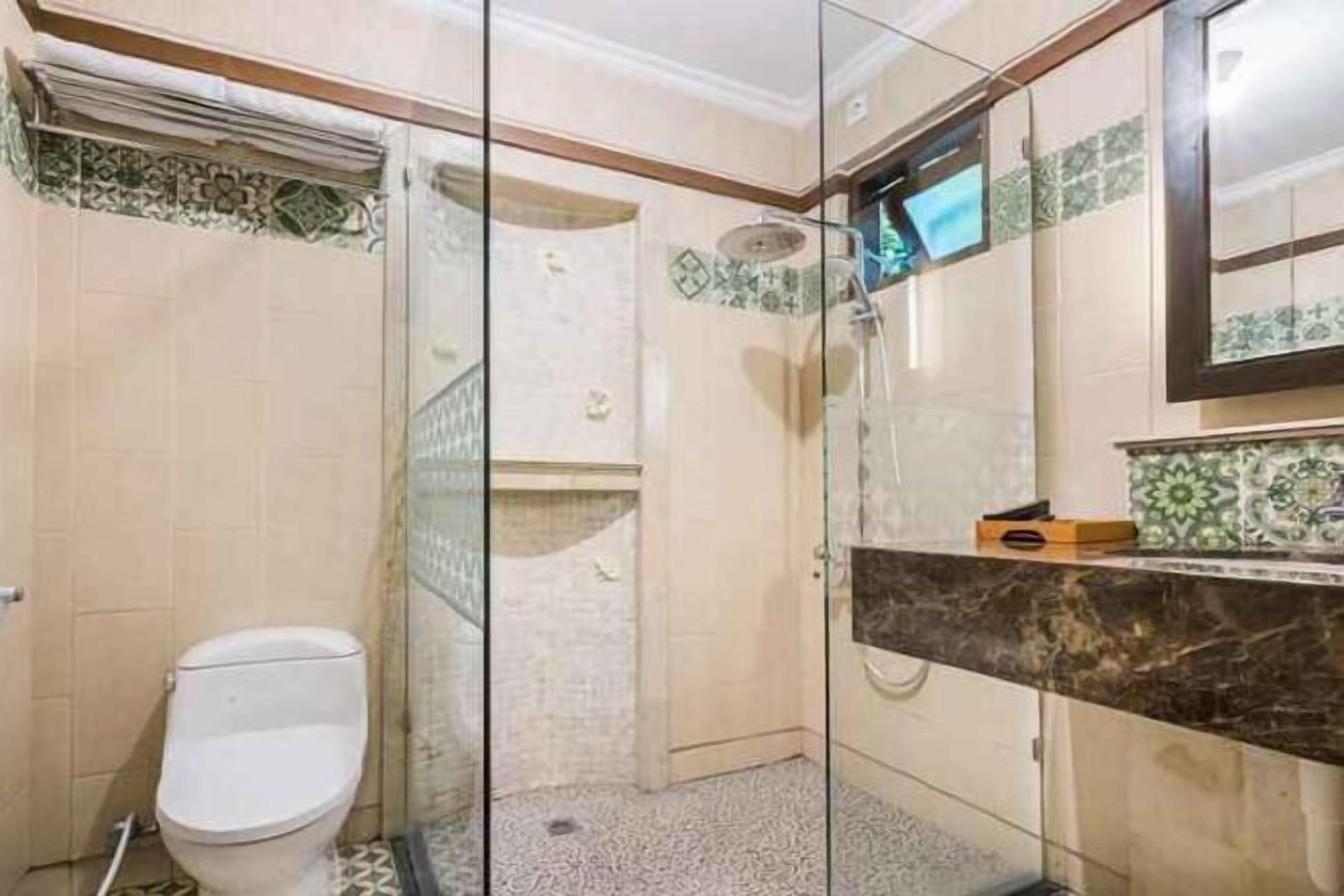 Baño | Regadera, secadora de cabello, pantuflas, toallas 