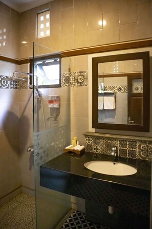Superior Room, 1 Queen Bed | Bathroom | Shower, hair dryer, slippers, towels - Clemmie Huis (Yogyakarta)