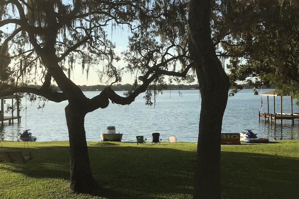 Beautiful Spacious Lakefront home