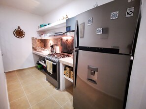 Geladeira, micro-ondas, fogão, cooktop