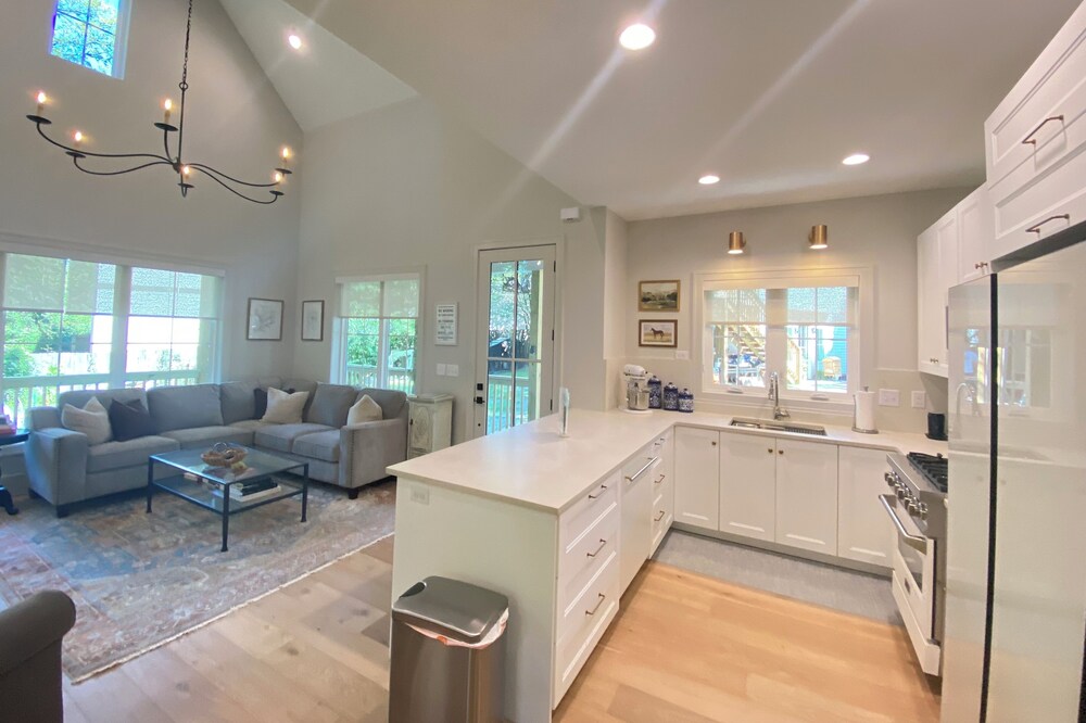 Battlefield Bungalow- Walk to Pickleball & Downtown!