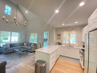 Battlefield Bungalow- Walk to Pickleball & Downtown!