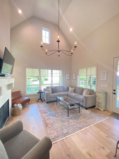 Battlefield Bungalow- Walk to Pickleball & Downtown!