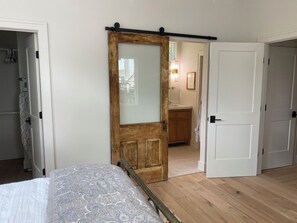 2 habitaciones, escritorio, tabla de planchar con plancha y wifi gratis 