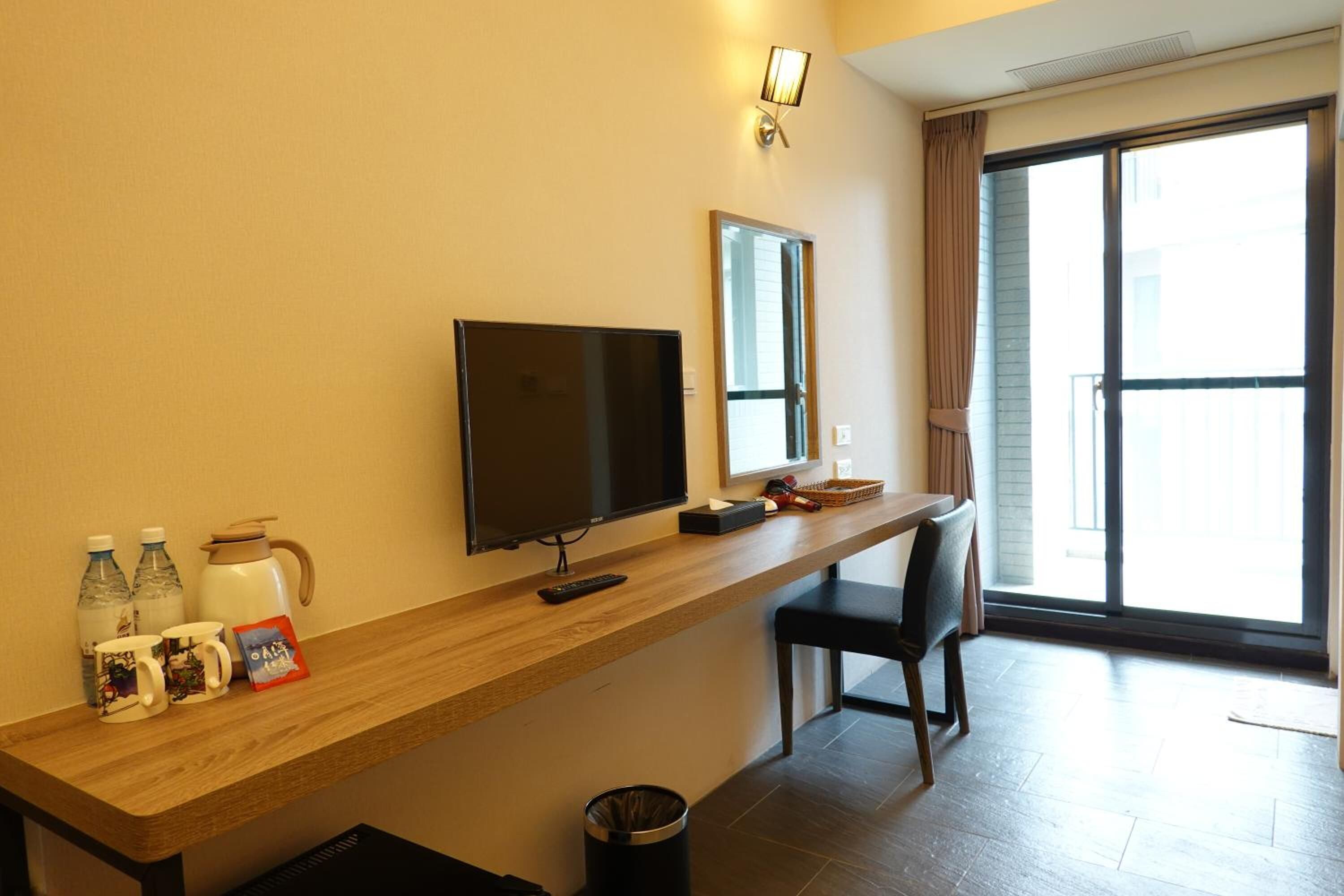 desk, blackout curtains, soundproofing, free wifi