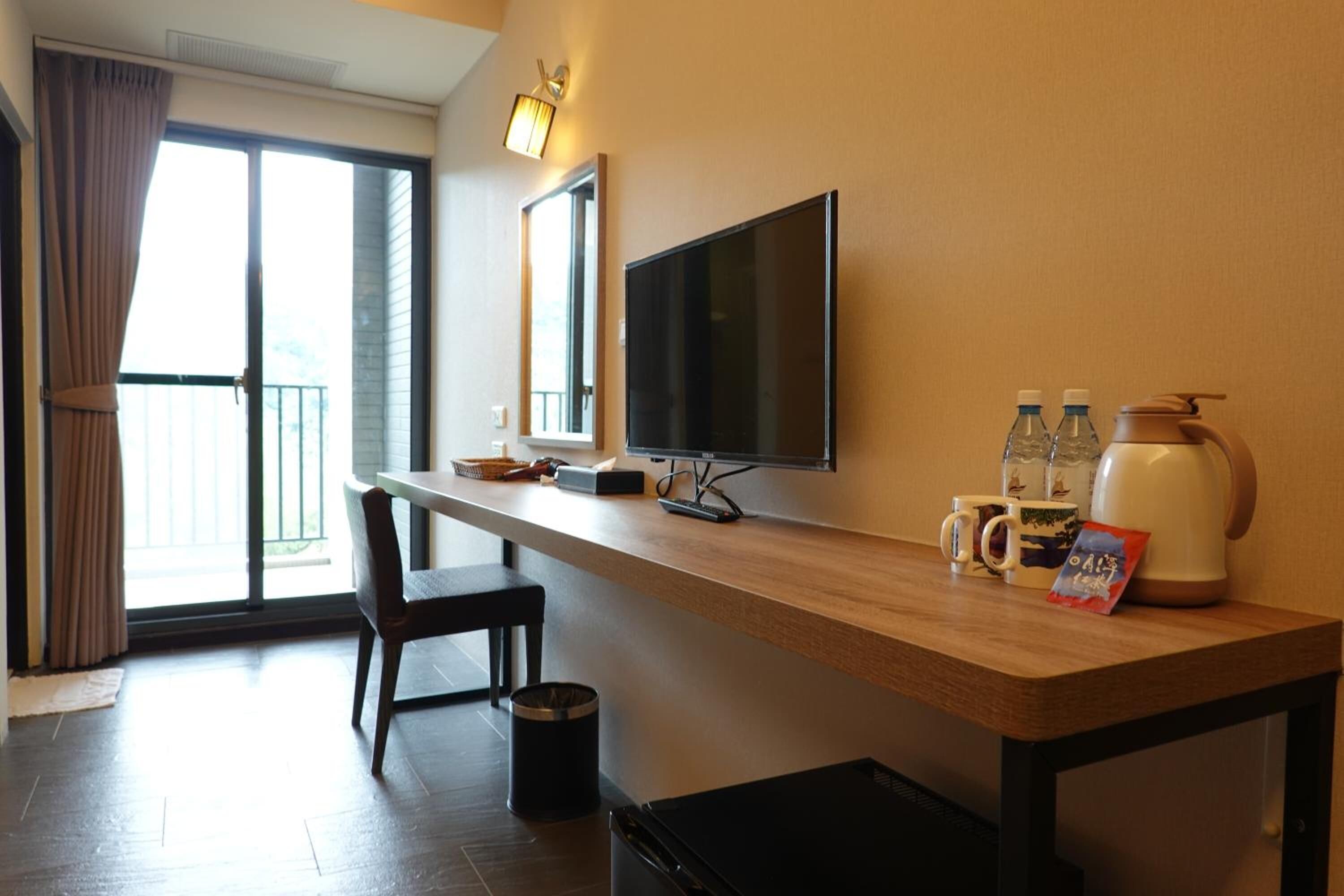 desk, blackout curtains, soundproofing, free wifi