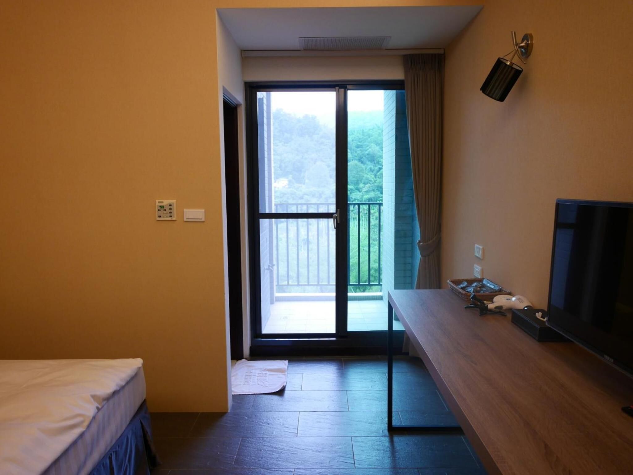 desk, blackout curtains, soundproofing, free wifi