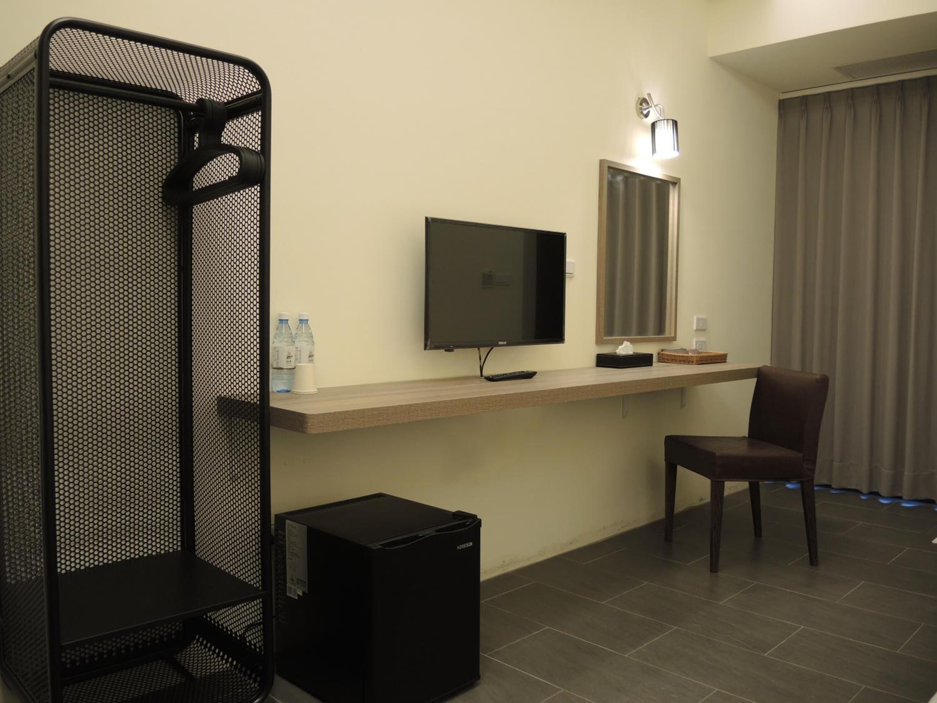 desk, blackout curtains, soundproofing, free wifi