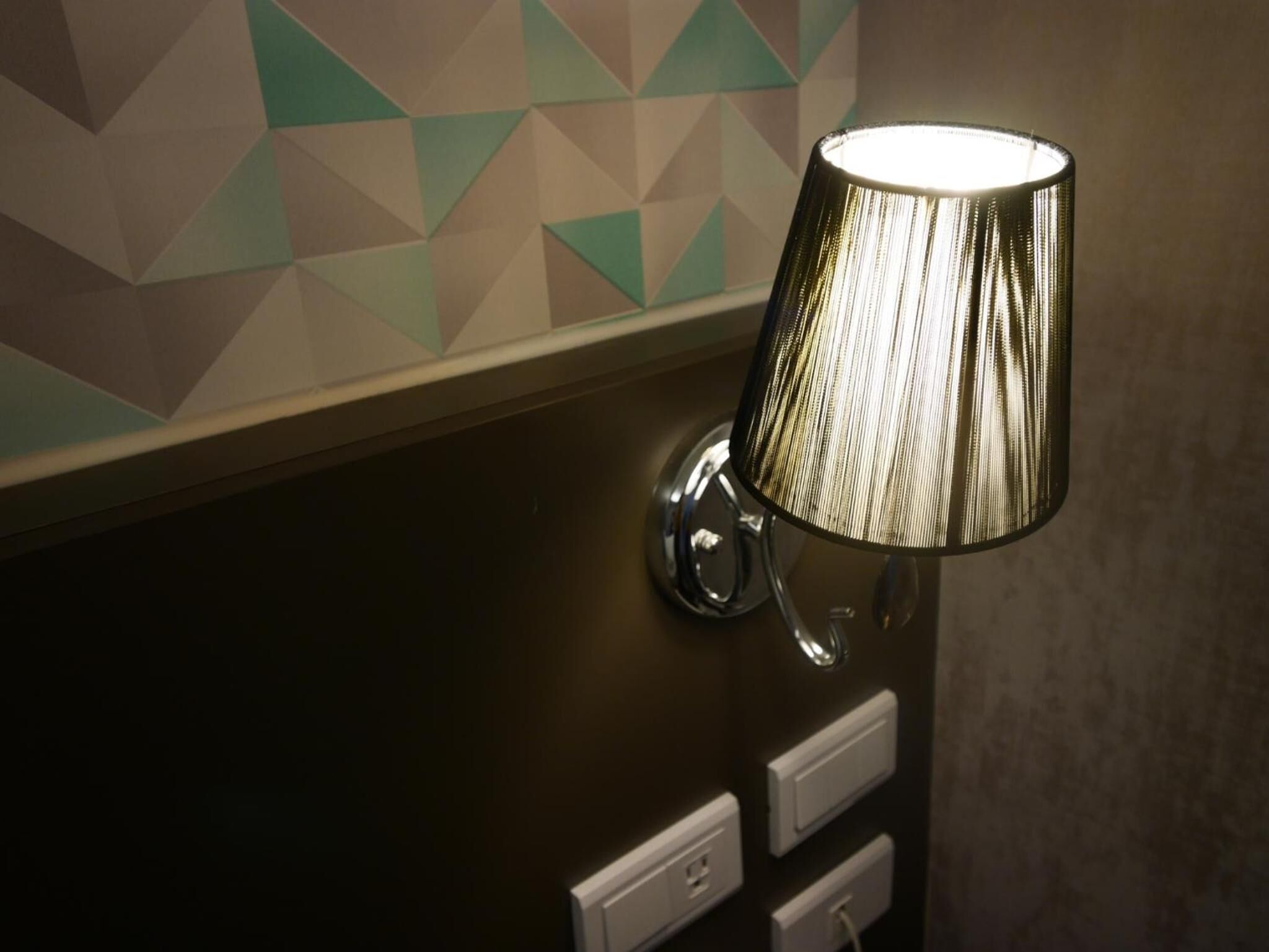 desk, blackout curtains, soundproofing, free wifi