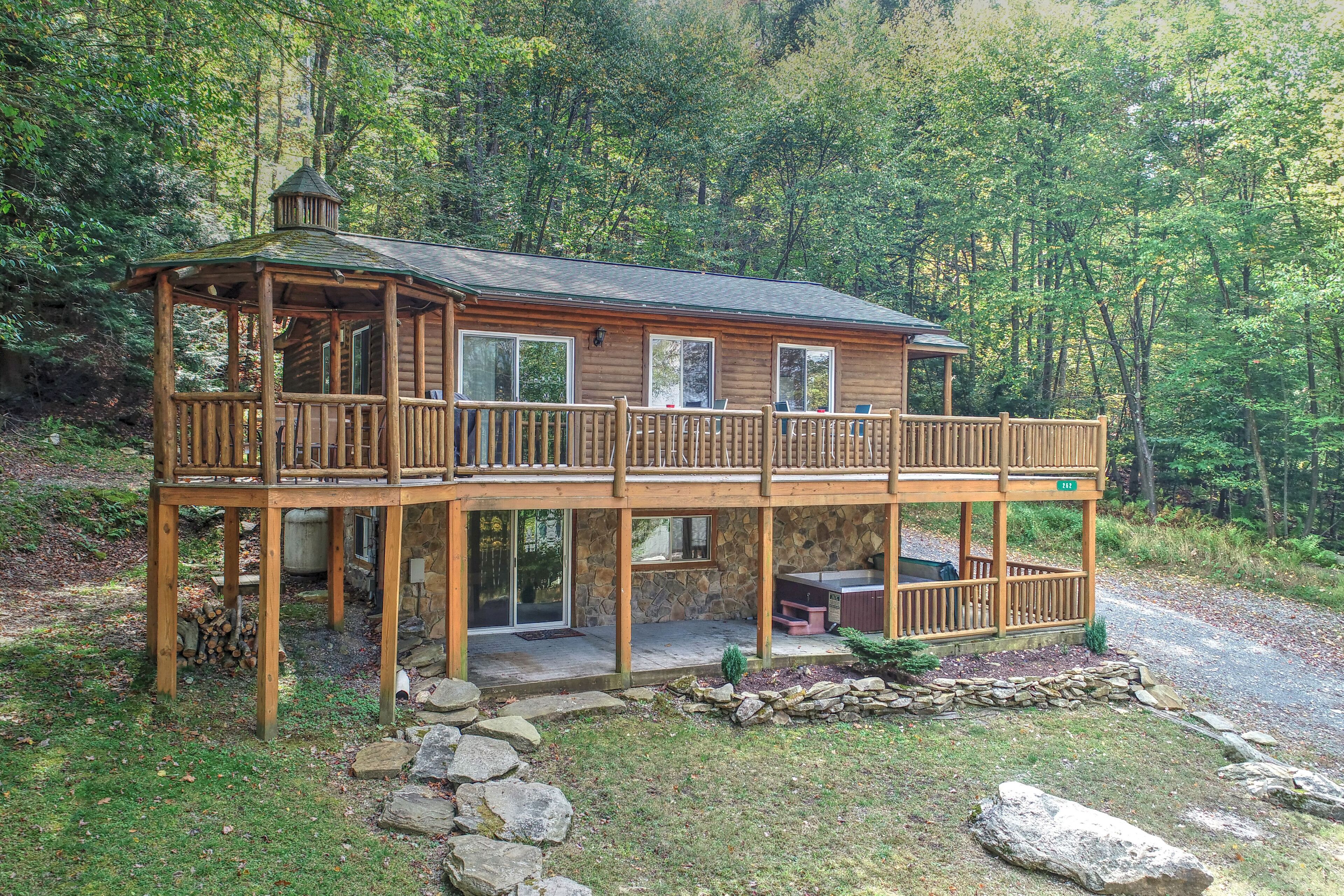 Dog-friendly home in a great, central location w/ private hot tub & golf nearby