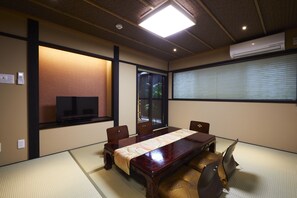 تلفزيون بشاشة مسطحة