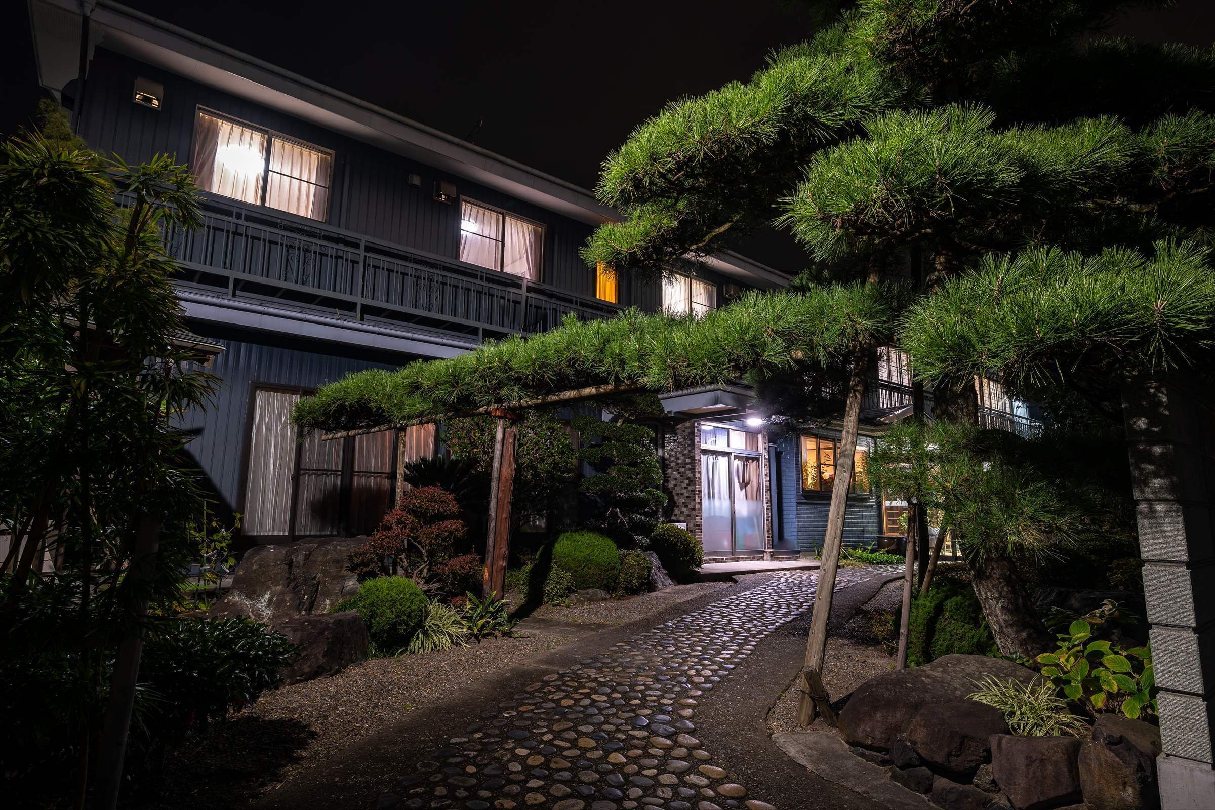 Mặt tiền nơi lưu trú - ban đêm