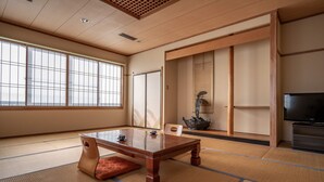 ห้องทราดิชันนัล (Japanese Style, For 6 People) | เตารีด/โต๊ะรีดผ้า, Wi-Fi ฟรี