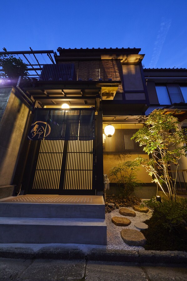 Front of property - evening/night - Rinn Tsukinuke (Kyoto)
