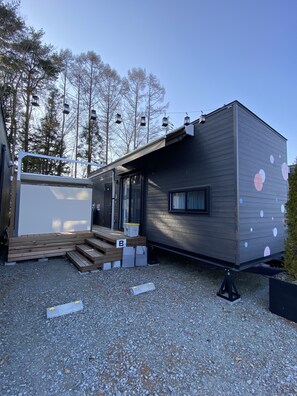 遮光窗帘、免费 WiFi、床单