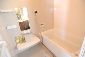 Baignoire et douche séparées, articles de toilette gratuits