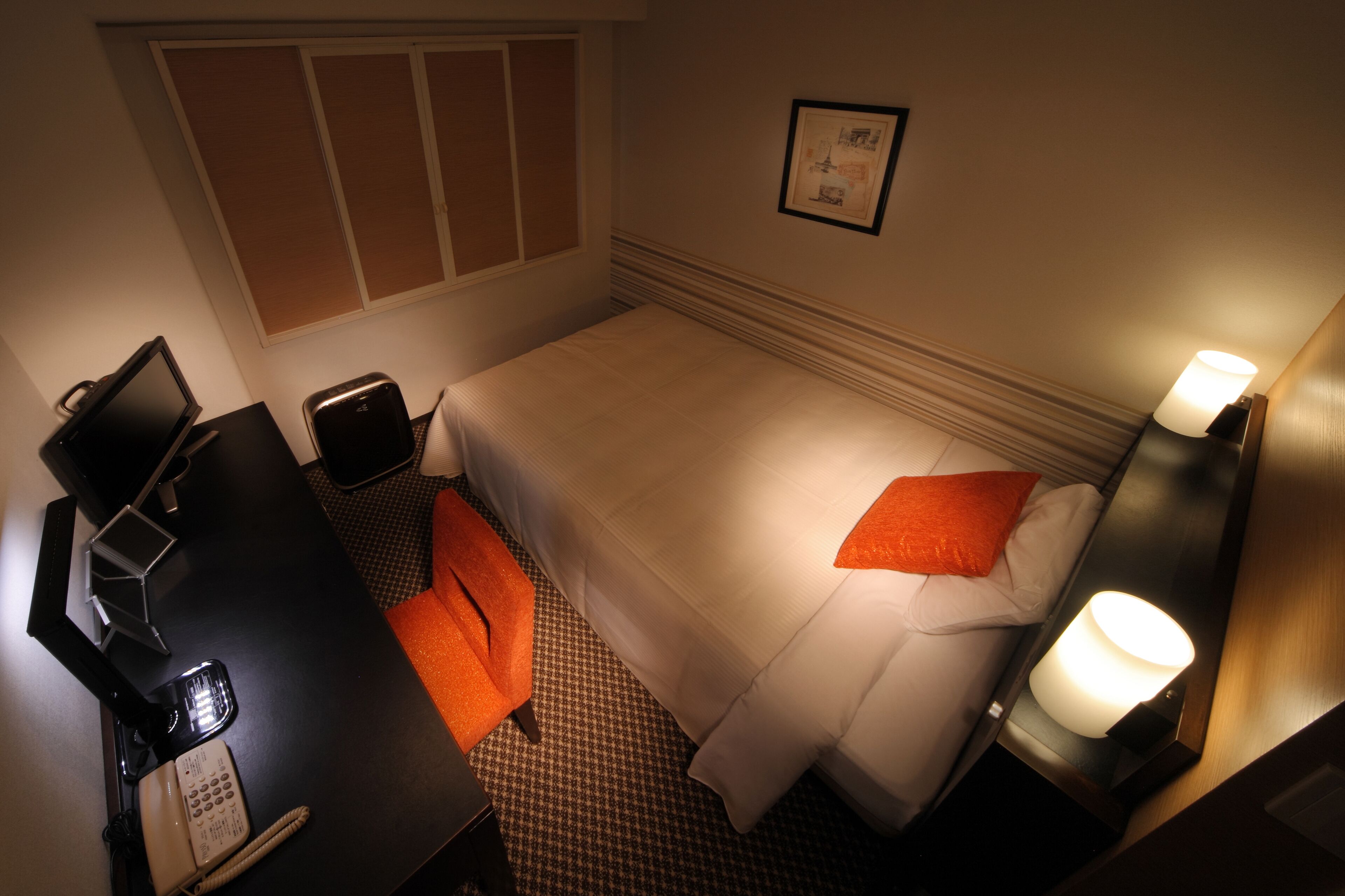 desk, free wifi, bed sheets