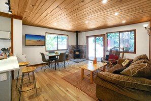 Smart TV, caminetto, libri, impianto stereo