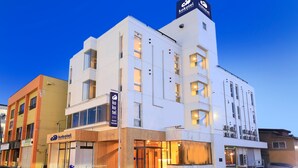 En moderne bygning med et skilt, der angiver 'Kokotel' som hotel.