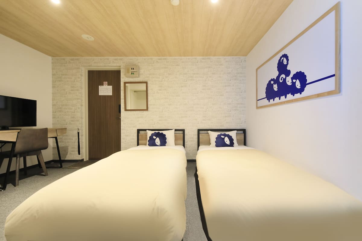 In-room safe, laptop workspace, iron/ironing board, free WiFi