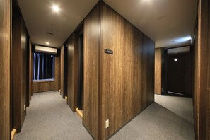 Slaapzaal, gemengd | Een kluis op de kamer, een laptopwerkplek, een strijkplank/strijkijzer