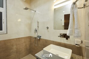 Homely Nest @Jhamel 2BHK Apartment | Baño | Regadera, secadora de cabello, toallas, jabón 