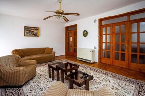 Apartment, 2 Schlafzimmer, Terrasse | Wohnbereich | Fernseher